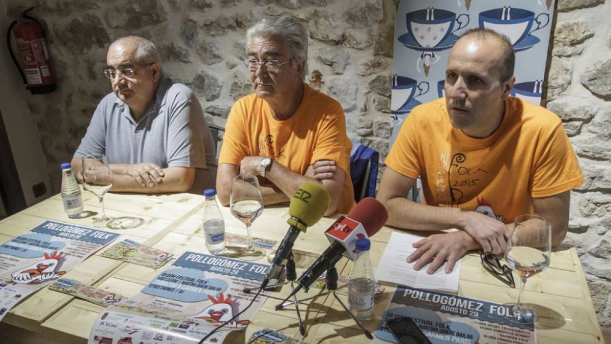Carlos de la Villa, presidente de La Tanguilla, el alcalde de Villangómez, Juan Carlos de la Peña, y Rodrigo Barriuso en la presentación de Pollogómez.-SANTI OTERO