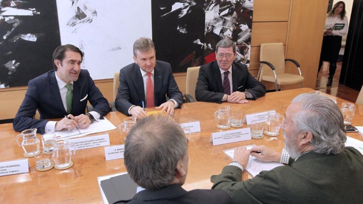 El consejero de Fomento en una reunión con altos cargos del Ministerio junto al alcalde de Burgos y el presidente de la Diputación Provincial.-ICAL