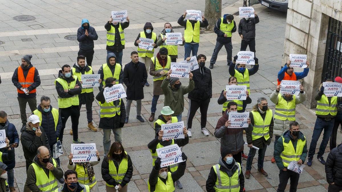 Un momento de la protesta de los agentes del pasado 18 de marzo, durante el Pleno municipal. SANTI OTERO