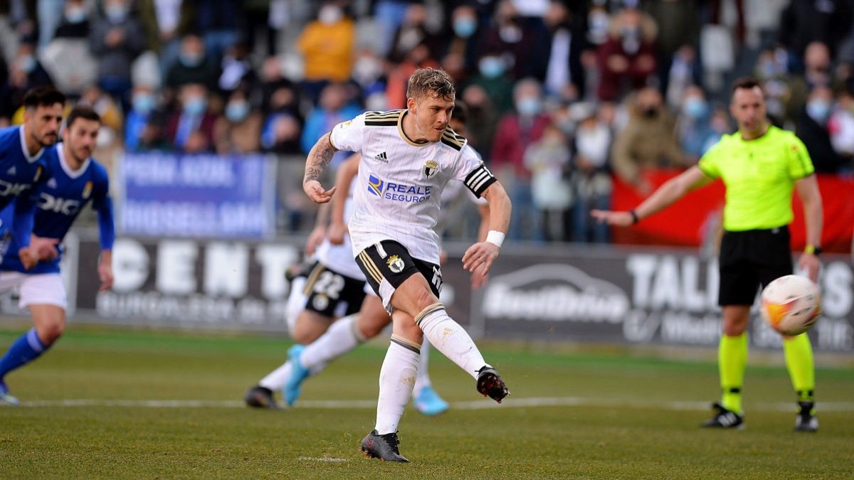 Juanma en el momento de lanzar el penalti señalado al Burgos en la segunda parte. TOMÁS ALONSO