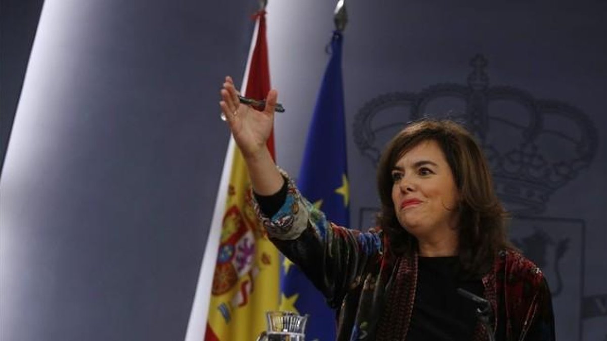 La vicepresidenta, Soraya Saénz de Santamaría, este viernes en la rueda de prensa posterior al Consejo de Ministros.-DAVID CASTRO
