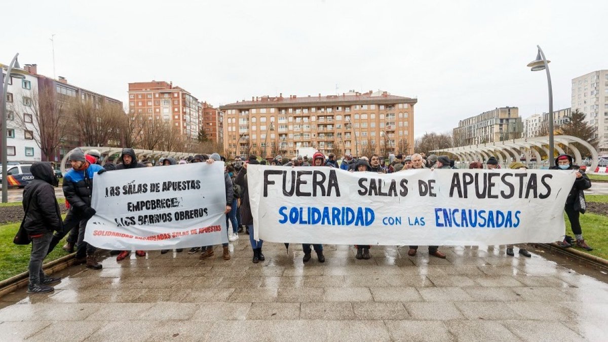Concentración de apoyo a los cinco encausados por las protestas frente a un casino en Gamonal. SANTI OTERO