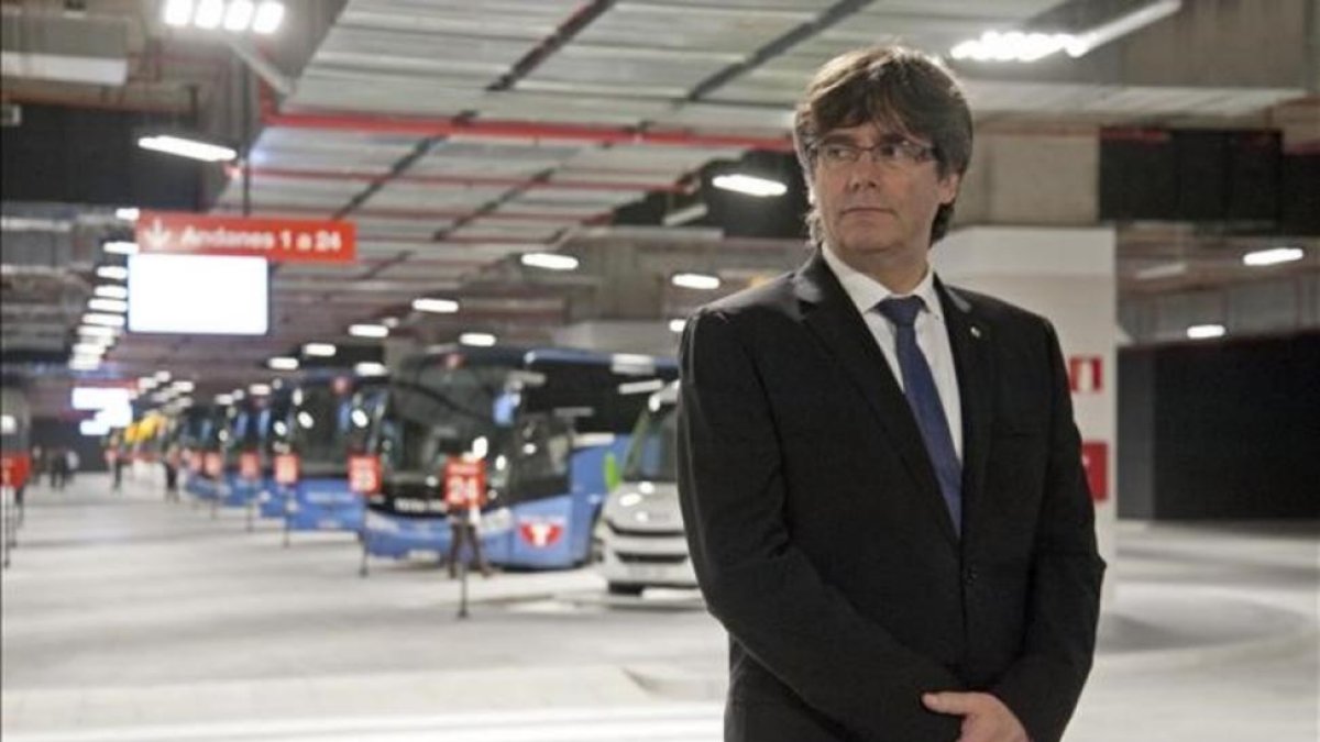 El presidente de la Generalitat, Carles Puigdemont, en la inauguracion de la nueva estación de autobuses de Girona, el pasado viernes.-EFE / ROBIN TOWNSEND
