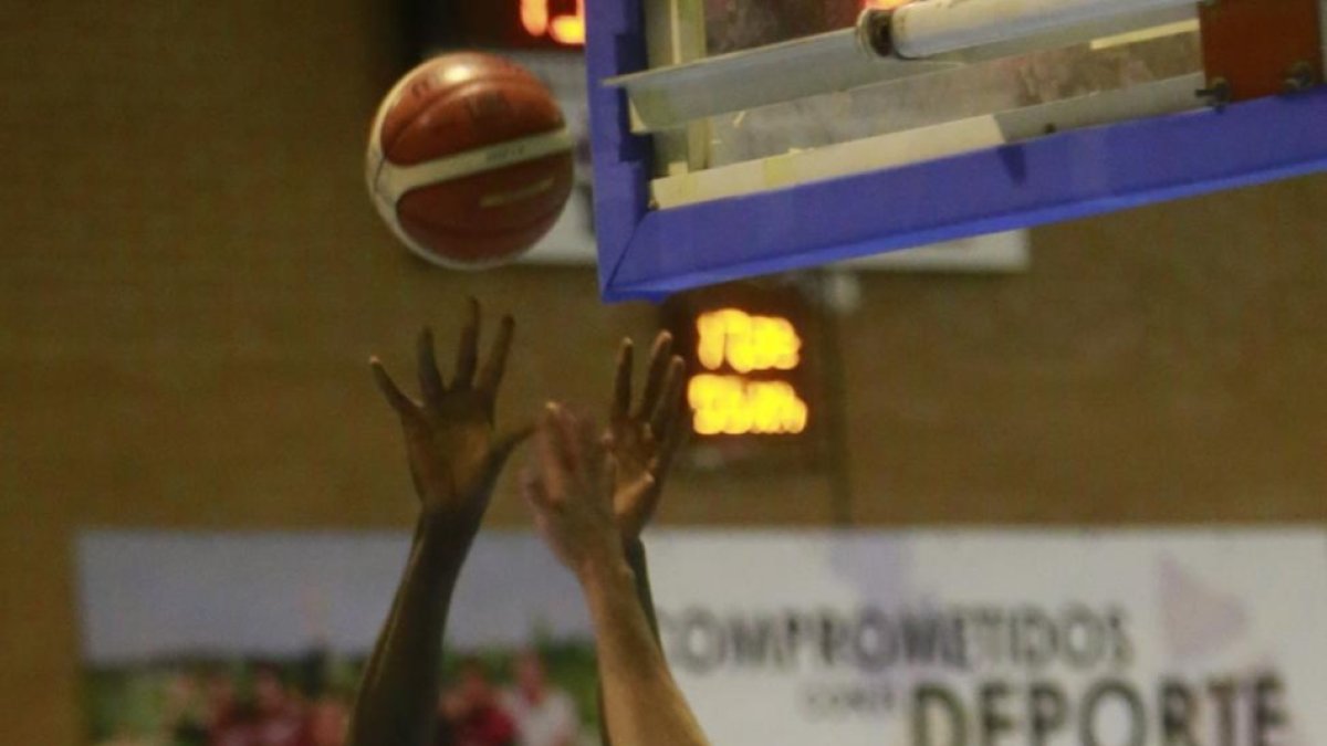 Ndiaye lanza a canasta ante Txomin López.-RAÚL OCHOA
