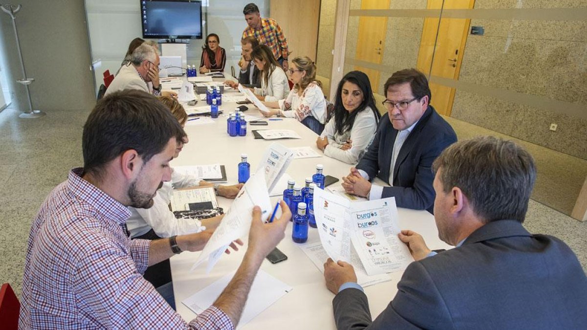 Los miembros del consejo de adminsitración en un momento de la reunión celebrada ayer.-SANTI OTERO