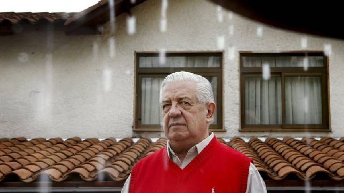 El general chileno Manuel Contreras, máximo represor de la dictadura de Augusto Pinochet, en Santiago de Chile, el 24 de npoviembre del 2004.-Foto: EFE/ CARLOS BARRIA
