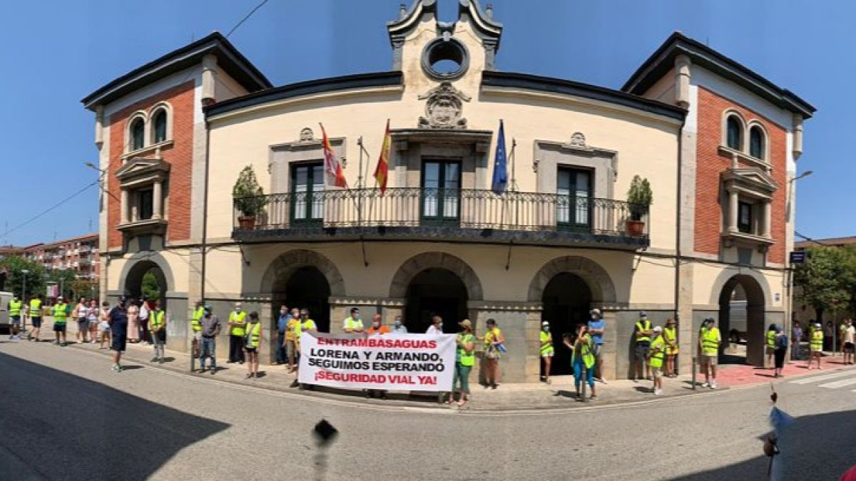 Manifestación de vecinos de Entrambasaguas para exigir más seguridad vial en su travesía. ECB