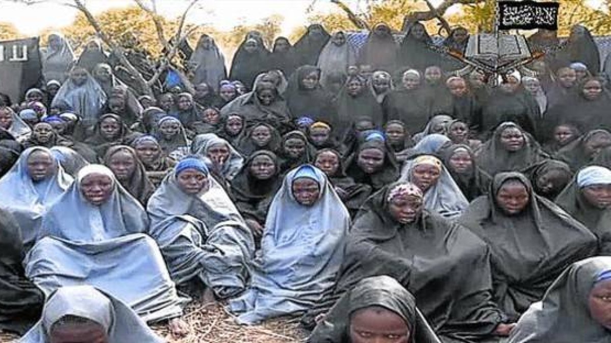 Imagen del vídeo que Boko Haram dio a conocer el pasado mes de mayo con parte de la niñas secuestradas.-