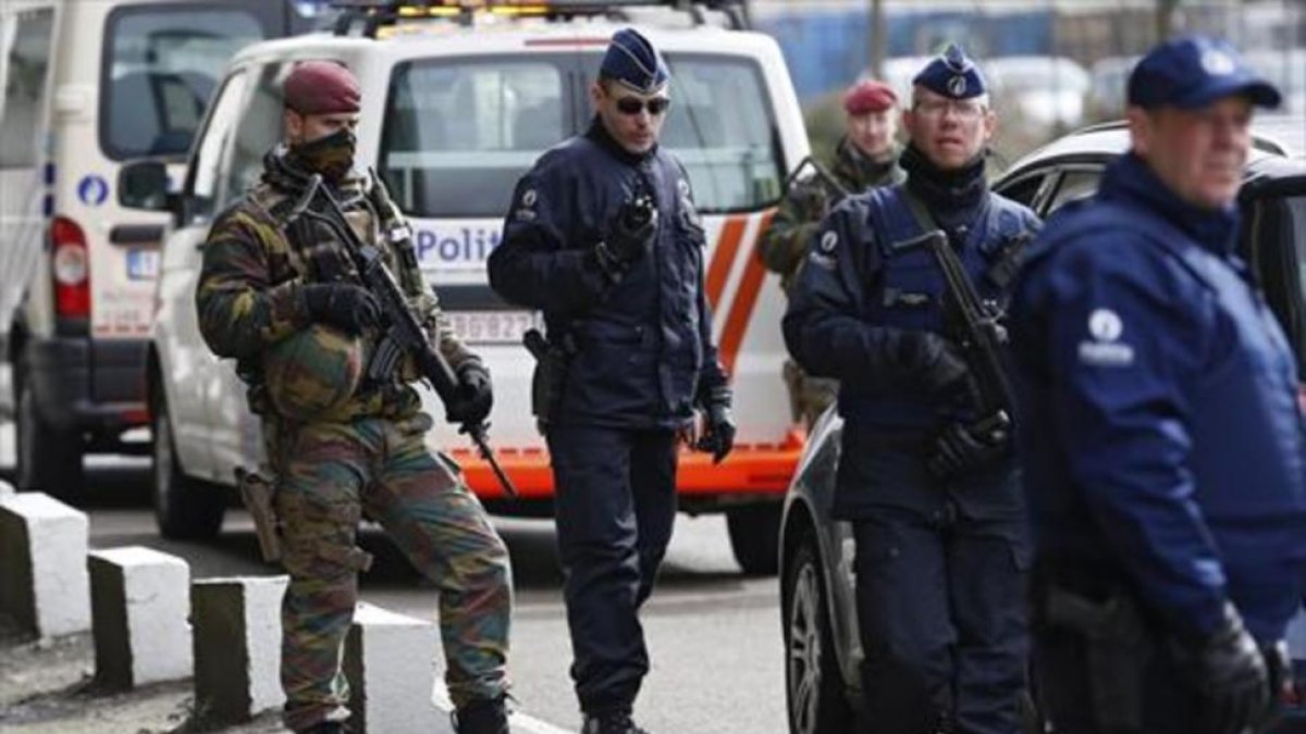 Miembros de las fuerzas de seguridad controlan el acceso al aeropuerto de Zaventem, ayer en Bruselas.-EFE