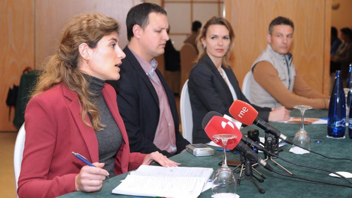 Miren Iruña Caubet, Alberto García, Lorena de la Fuente y el torero Roberto Martín, Jarocho, ayer en la presentación de la empresa en Burgos.-ISRAEL L. MURILLO