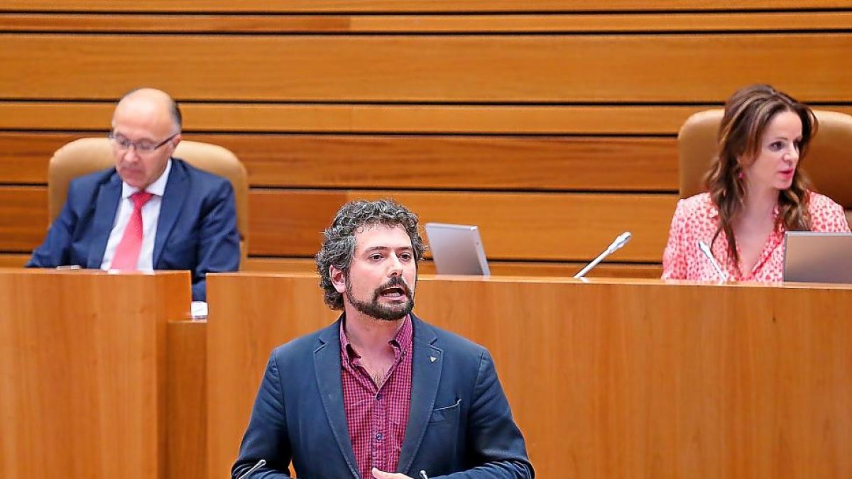 José Sarrión ayer durante su intervención en el debate.-ICAL