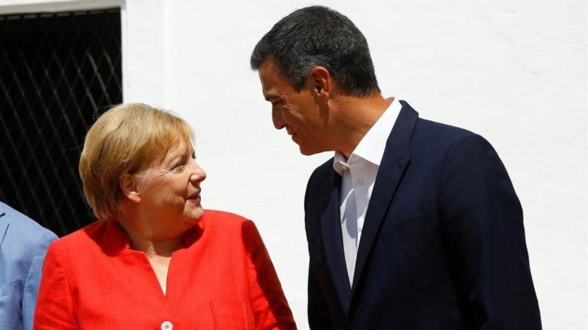 Angela Merkel y Pedro Sánchez, este sábado, antes de comenzar su desayuno de trabajo.-MARCELO DEL POZO (REUTERS)
