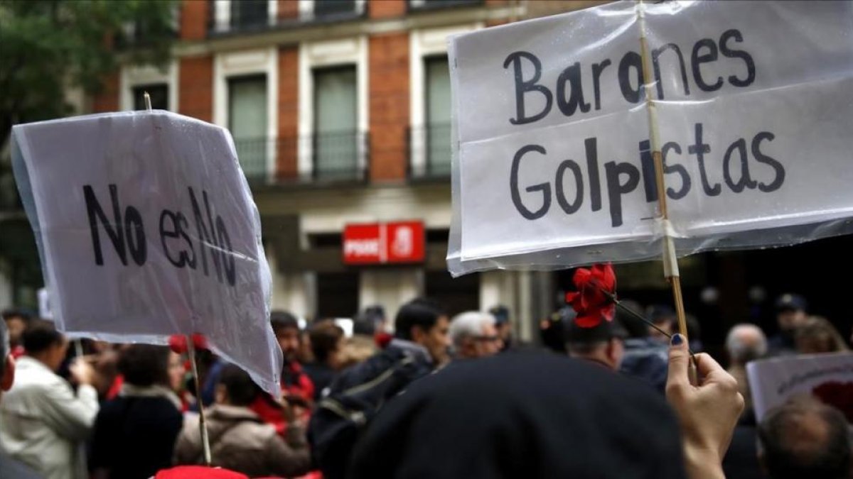 Militantes del PSOE se han concentrado este sábado ante la sede del partido, en la calle Ferraz de Madrid, en contra de la abstención.-EFE / SERGIO BARRENECHEA
