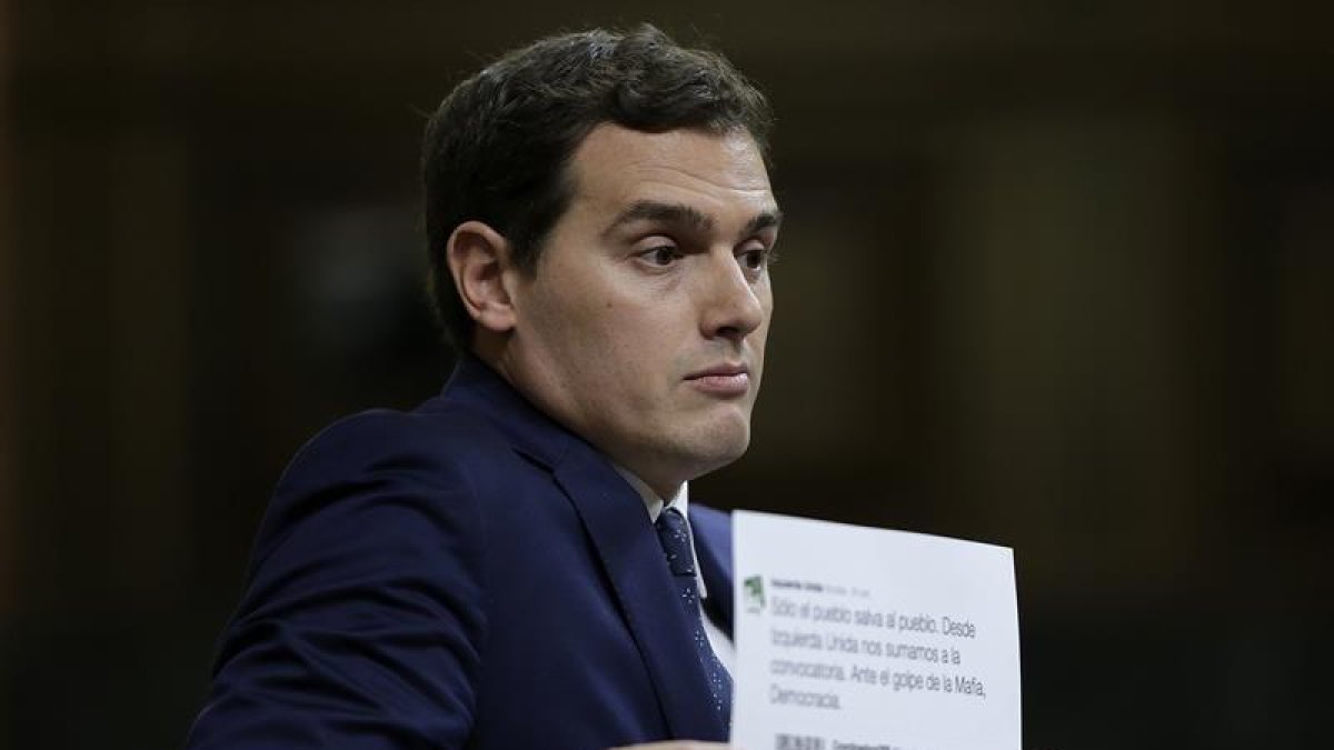 El presidente de Ciudadanos, Albert Rivera, durante su intervención en la segunda jornada del debate de la investidura del candidato del PP, Mariano Rajoy, que se celebra en el Congreso de los Diputados.-EFE/Emilio Naranjo