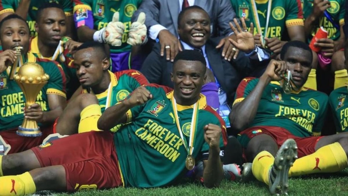 Los jugadores de Camerún con la copa de campeones.-GAVIN BARKER/ EFE
