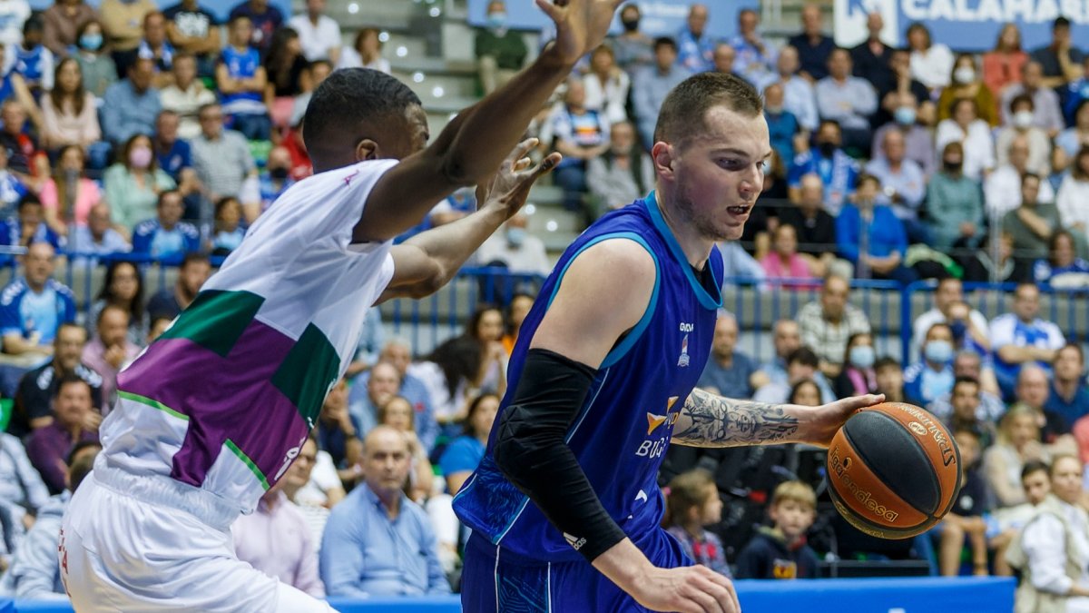 Salash postea ante Nzosa en el partido ante el Unicaja. SANTI OTERO