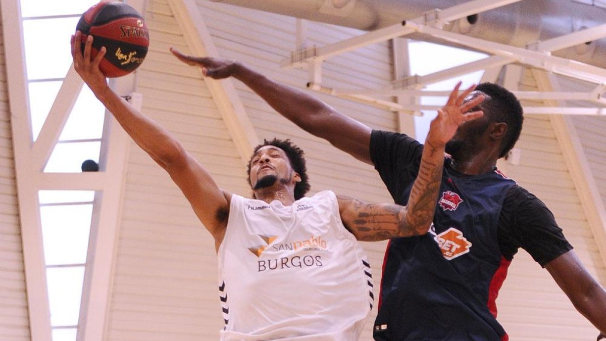 Tokoto fuerza la penetración en un lance del partido de ayer en Vitoria.-MARÍA GONZÁLEZ / SPB