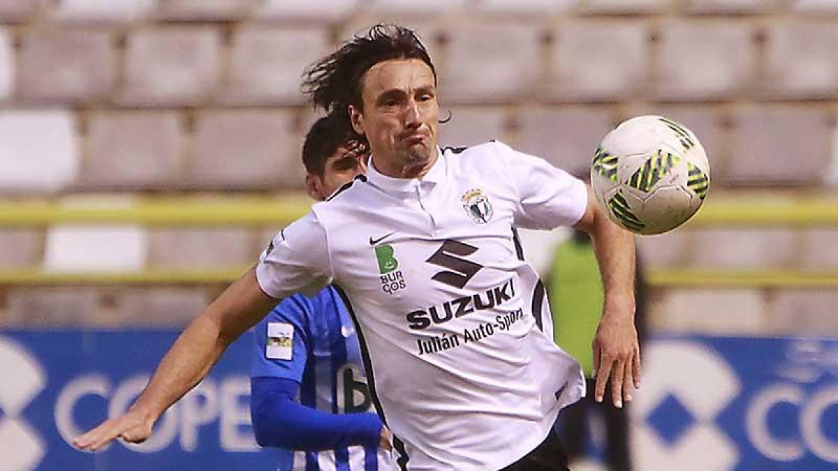 Alberto Cusidor protege el balón ante la presión de un oponente.-SANTI OTERO