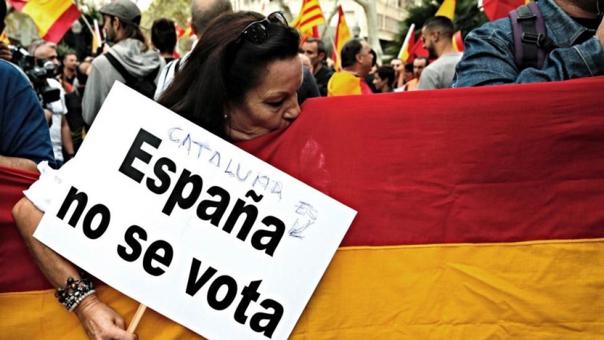 Imagen de la manifestación convocada por Movimiento Cívico de España y Catalanes en septiembre 2017.-/ JUAN CARLOS CARDENAS (EFE)