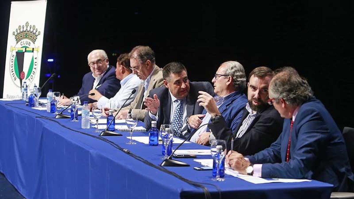 Imagen de la directiva del Burgos CF antes de una asamblea.-RAÚL OCHOA