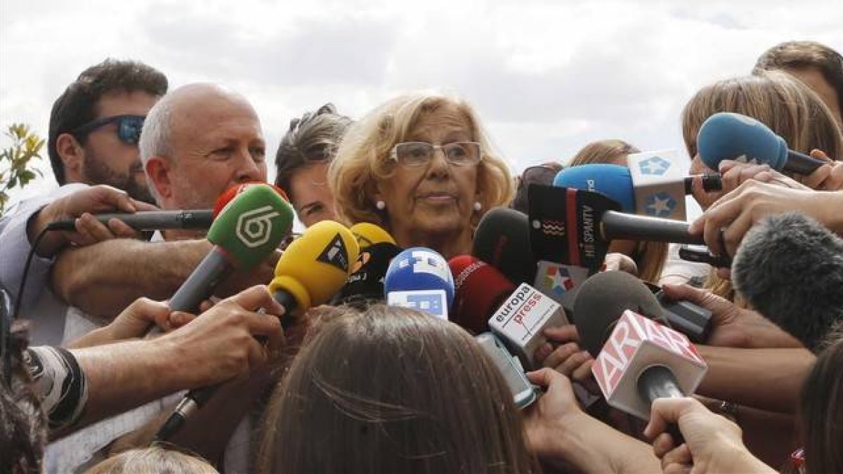 Manuela Carmena, este lunes, 25 de mayo, rodeada de periodistas.-Foto: AGUSTÍN CATALÁN