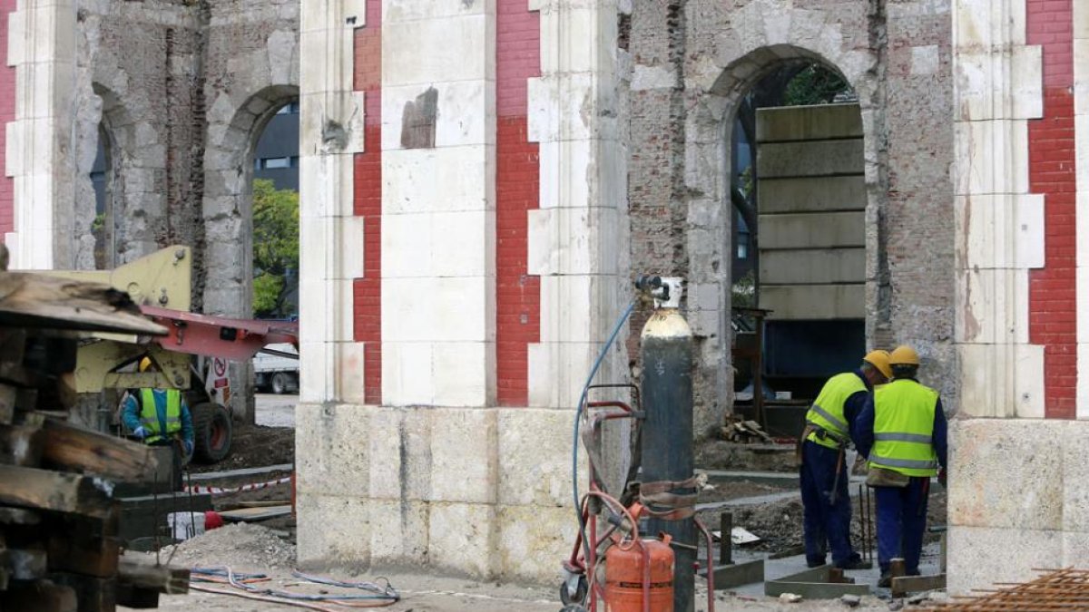 Varios operarios realizan labores de rehabilitación en una de las áreas de la antigua estación.-RAÚL G. OCHOA