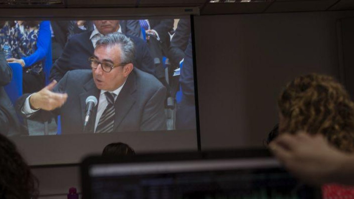 Vista del monitor ubicado en la sala de prensa de la Escuela Balear de la Administración Pública (EBAP), donde se celebra el juicio por el caso Nóos, durante la declaración de Diego Torres, exsocio de Iñaki Urdangarin en el Instituto Nóos.-EFE