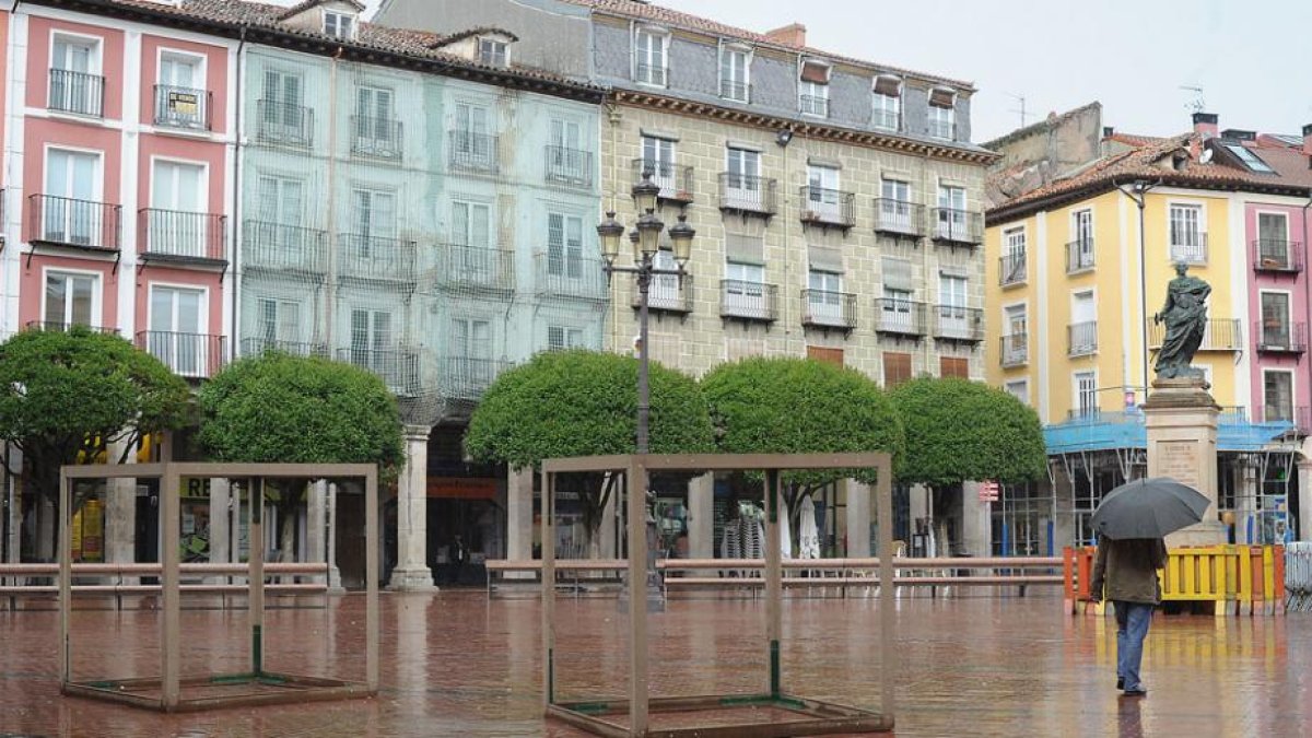 El inmueble del número 9 de la Plaza Mayor presenta este estado con una malla para evitar los desprendimientos.-ISRAEL L. MURILLO