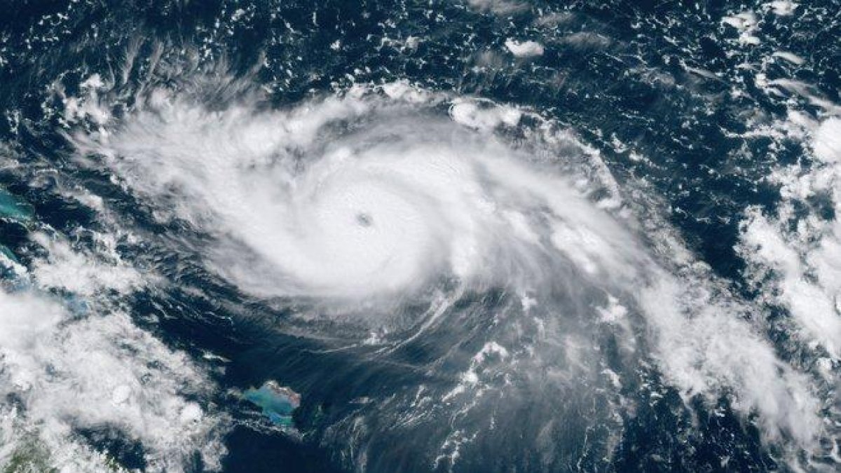 Las nuevas previsiones apuntan a que Dorian gire hacia el noroeste en los próximos días.-NOAA