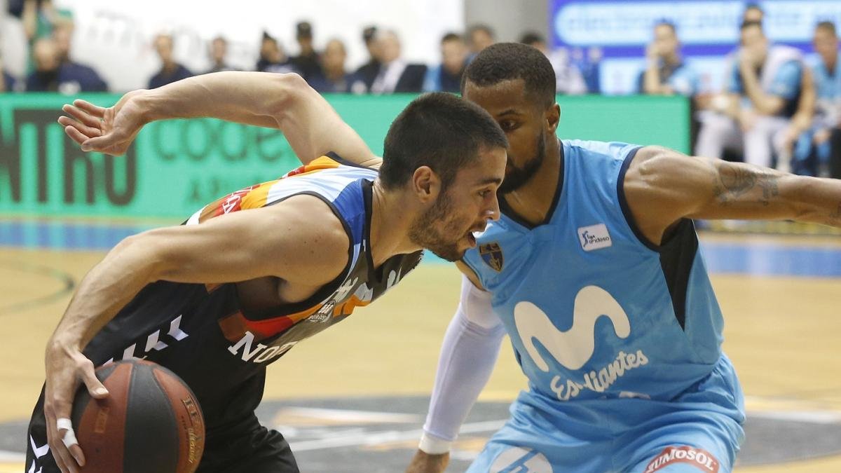 Álex López supera a Omar Cook.-SANTI OTERO
