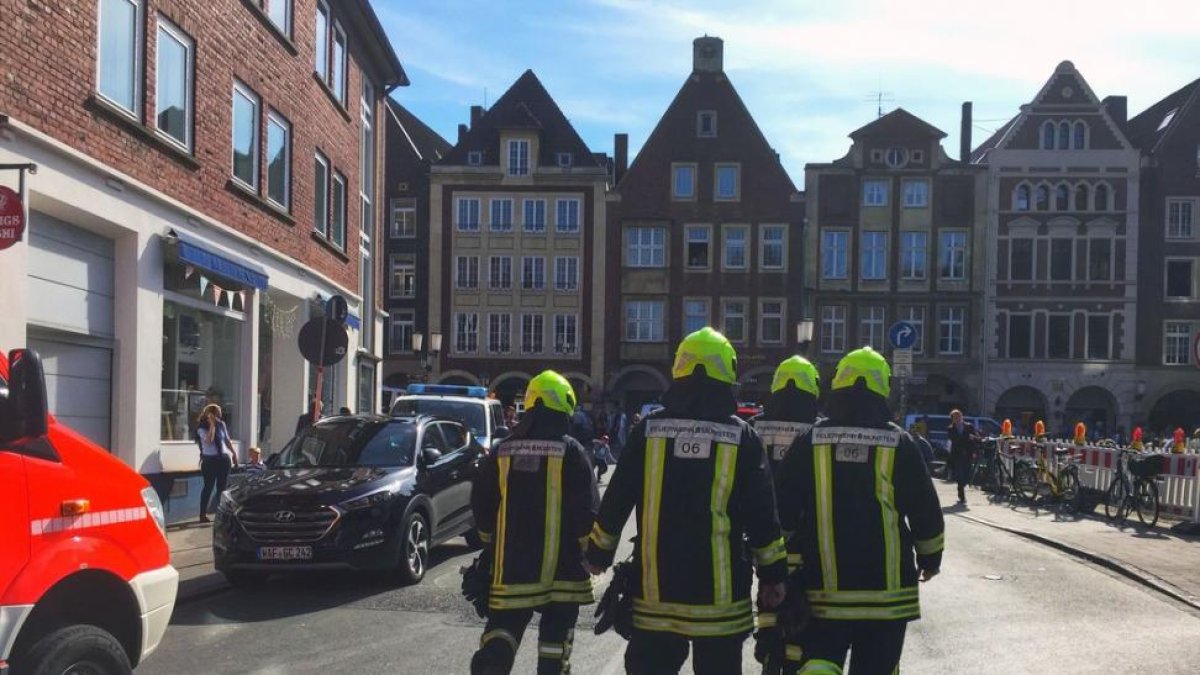 Bomberos y policías acuden al lugar del atroplleo en Münster.-AFP
