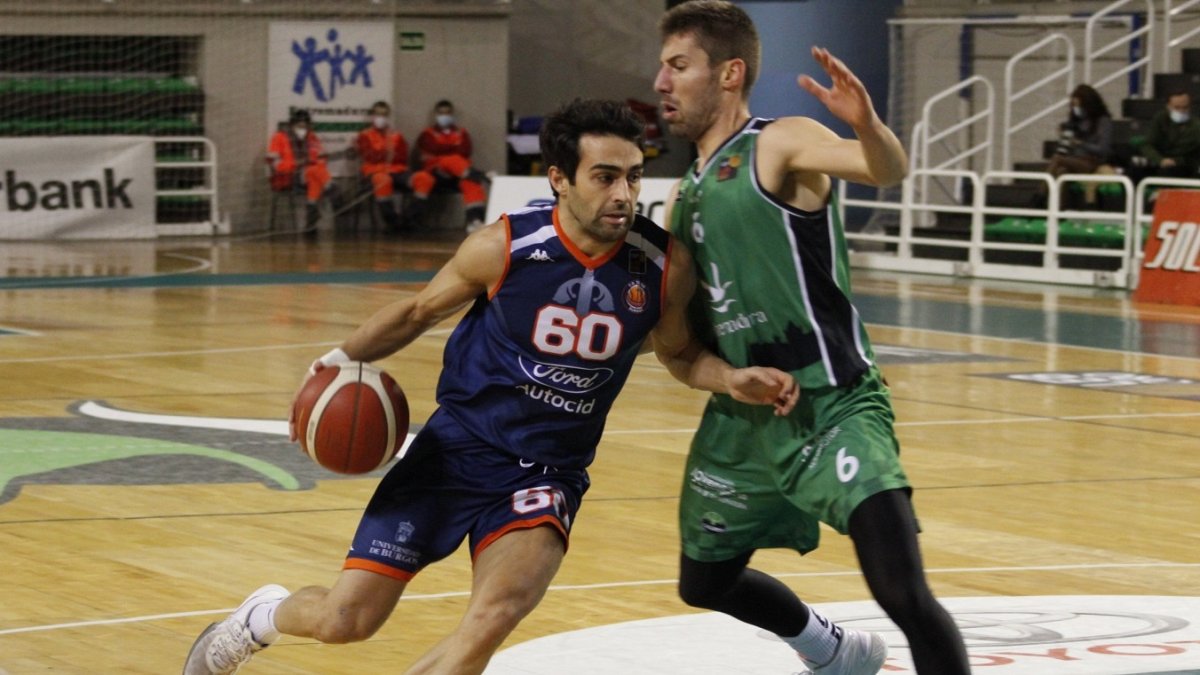 Ayoze intenta desbordar a Sanz. JUANFRAN MACÍAS / CÁCERESBASKET