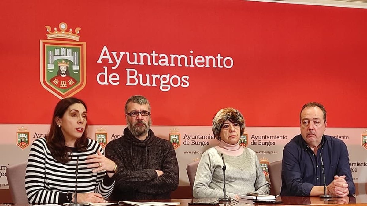 Arroyo con responsables de Abaj: Sergio Maján, Cochi Gil y David Burgos.