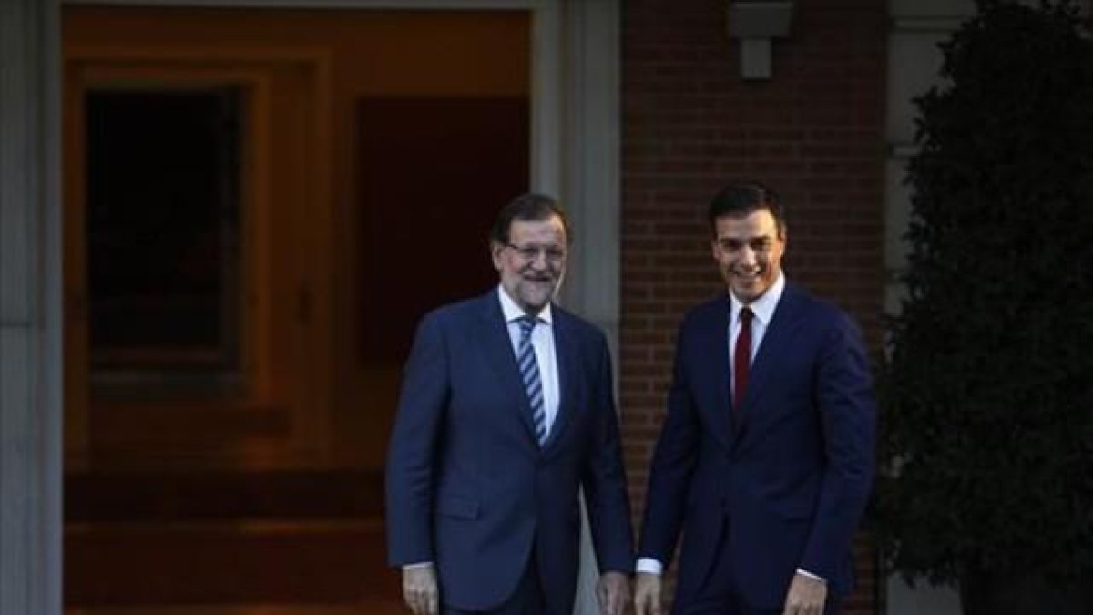 Mariano Rajoy y Pedro Sánchez, en una reunión que celebraron en el palacio de la Moncloa.-AGUSTÍ CATALÁN