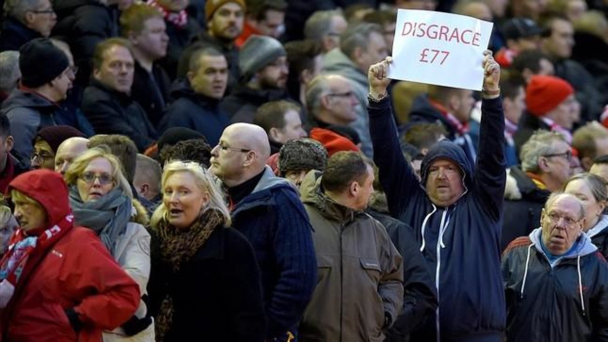 Aficionados del Liverpool abandonan el estadio como protesta por los precios-