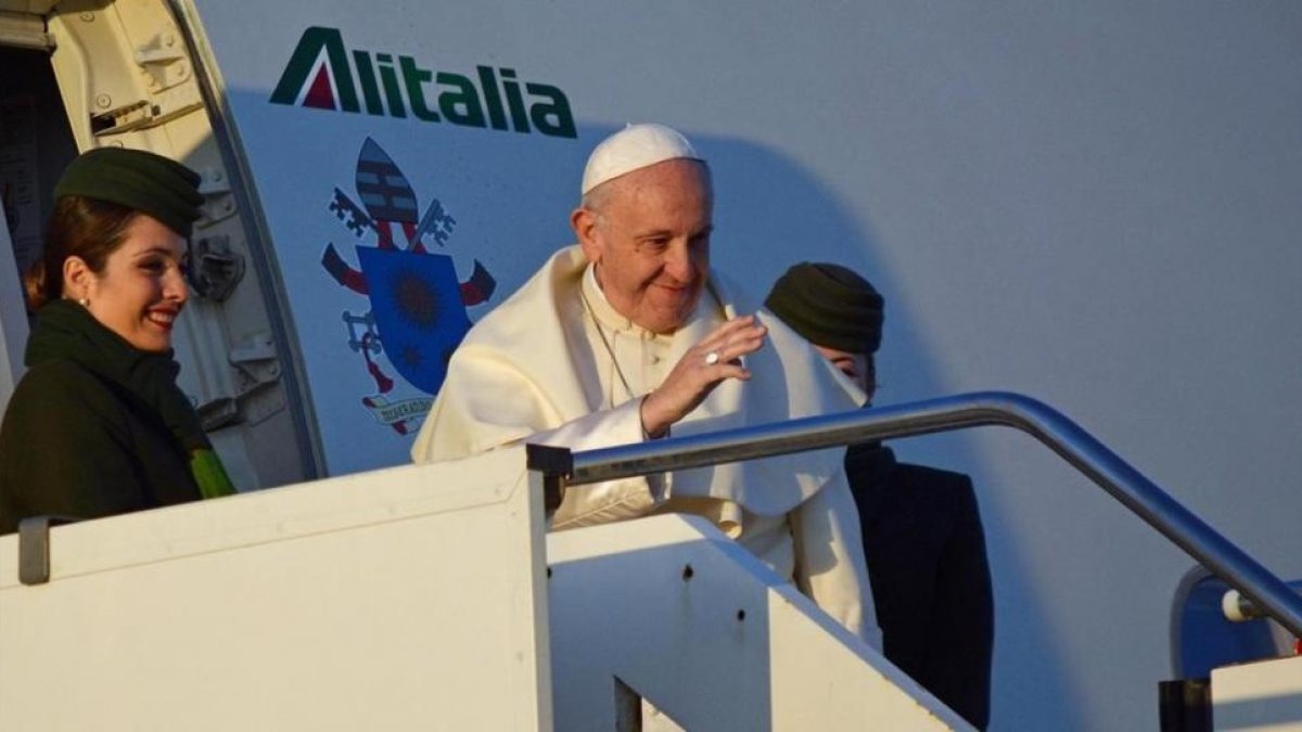 El papa Francisco parte en avión desde el aeropuerto de Fiumicino en Roma hacia Chile y Perú.-EFE