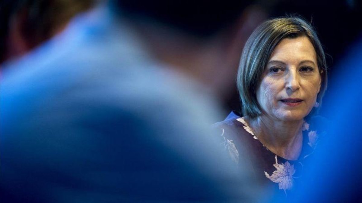 Carme Forcadell, en una reunión de la Mesa del Parlament.-JORDI COTRINA