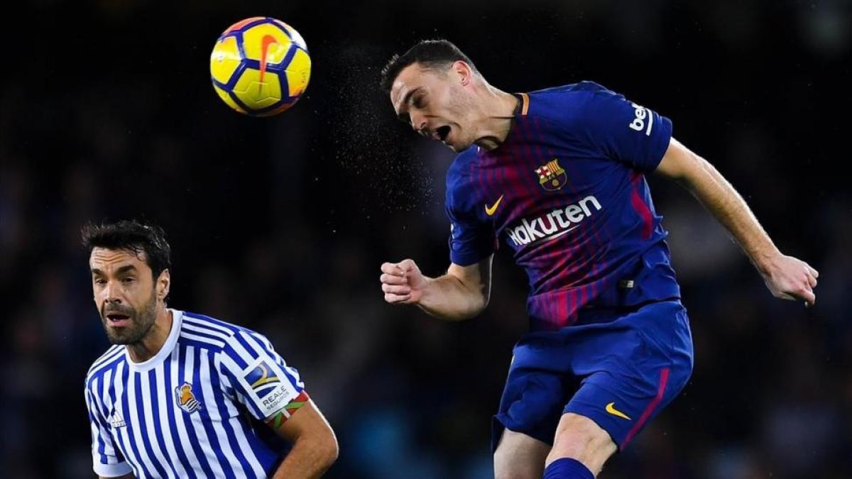 Vermaelen despeja un balón de cabeza ante Xavi Prieto, en el partido de Liga ante la Real Sociedad jugado en Anoeta el pasado domingo-DAVID RAMOS (GETTY IMAGES)