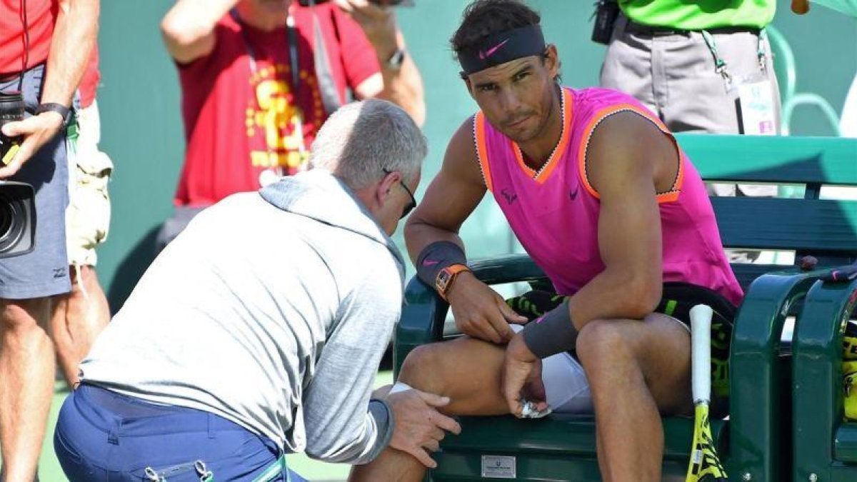 Nadal recibe atención médica en la rodilla en el torneo de Indian Wells.-JAYNE KAMIN
