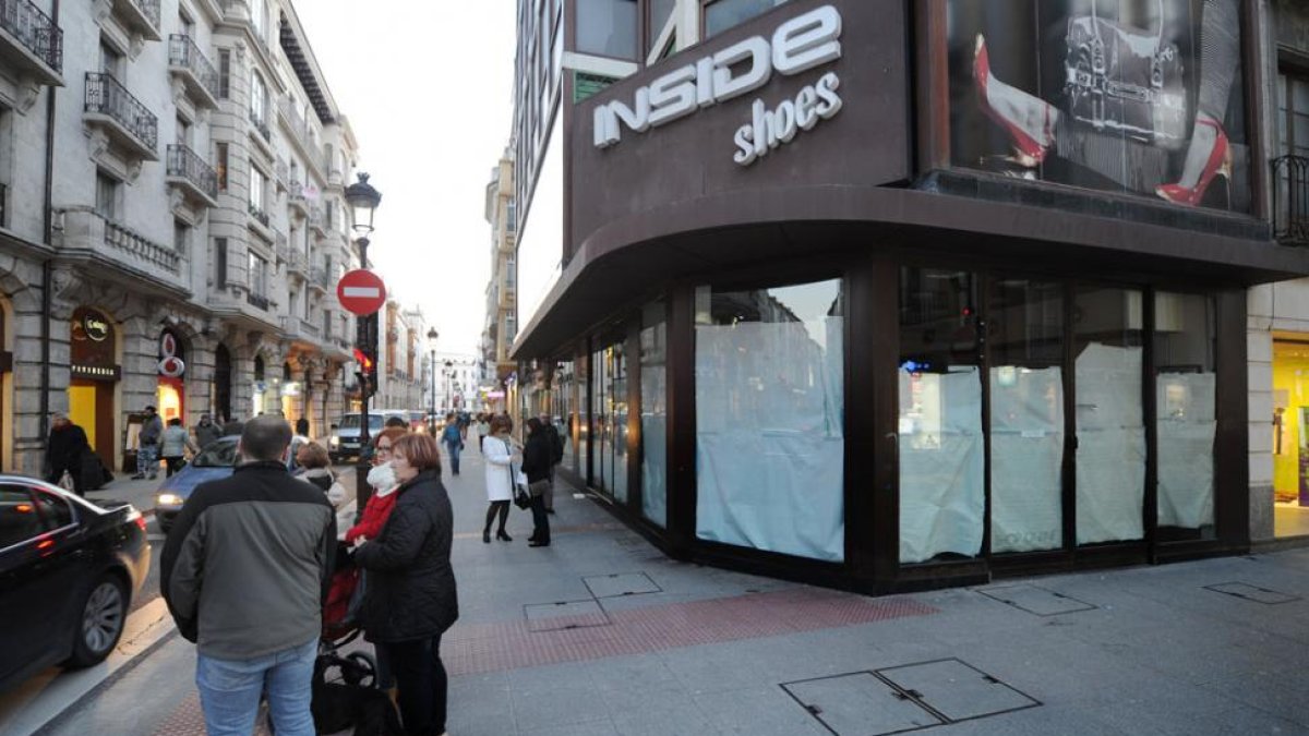Uno de los últimos cierres, tras las rebajas, ha sido el de la zapatería ubicada en la calle Santander.-ISRAEL L. MURILLO