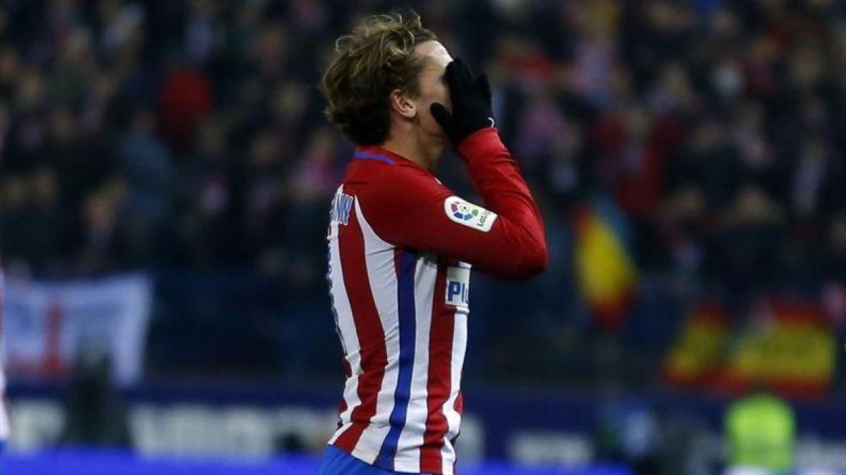 Griezmann se lamenta tras una ocasión de gol perdida.-AP / FRANCISCO SECO
