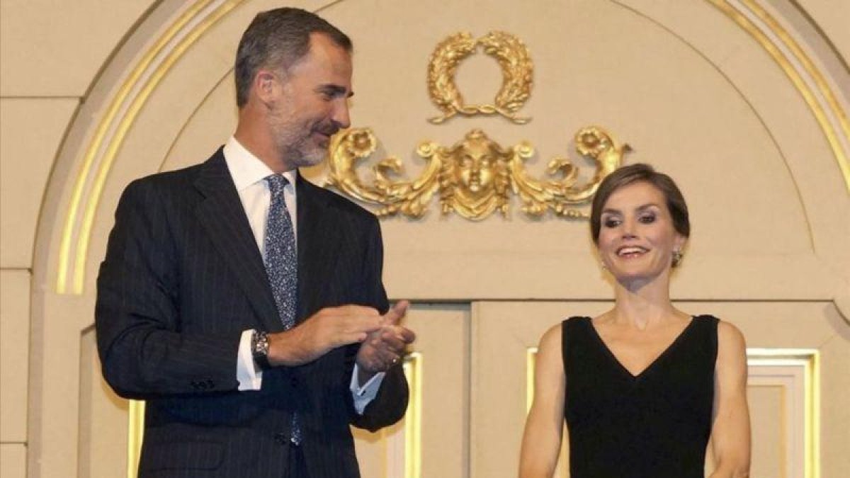 Los Reyes, en el entreacto de 'Otello', mientras la orquesta y el público le cantaban el