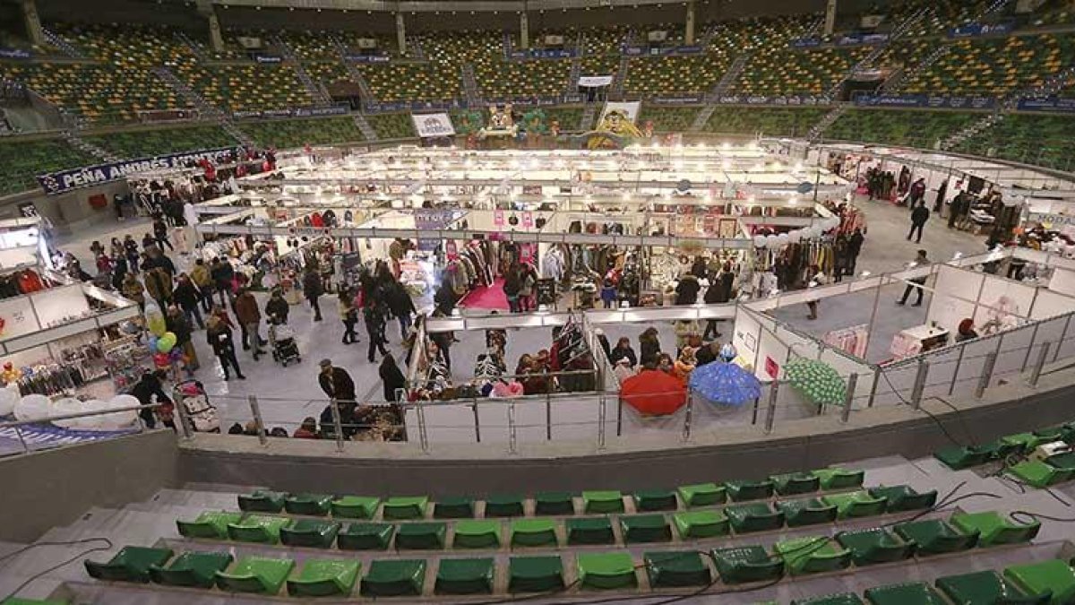 Decenas de personas pasaron por la feria de excedentes ya en las primeras horas de la tarde de ayer.-RAÚL G. OCHOA