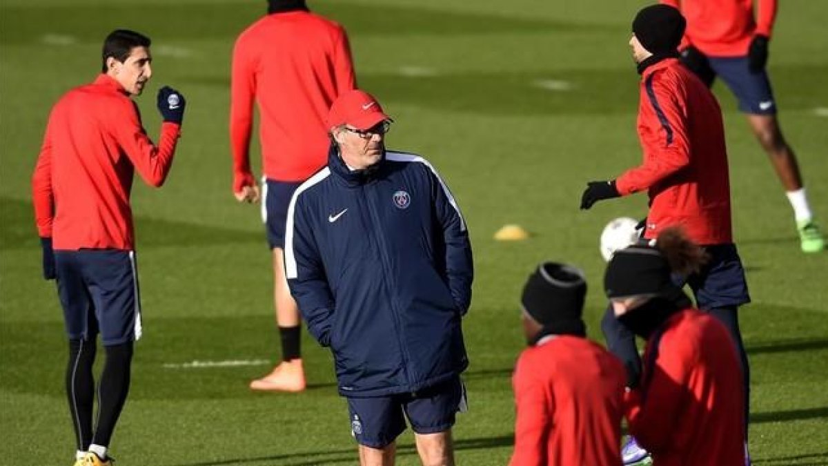 Blanc, junto a Di María y otros jugadores, en el entrenamiento del París Saint Germain de este lunes.-AFP / FRANCK FIFE