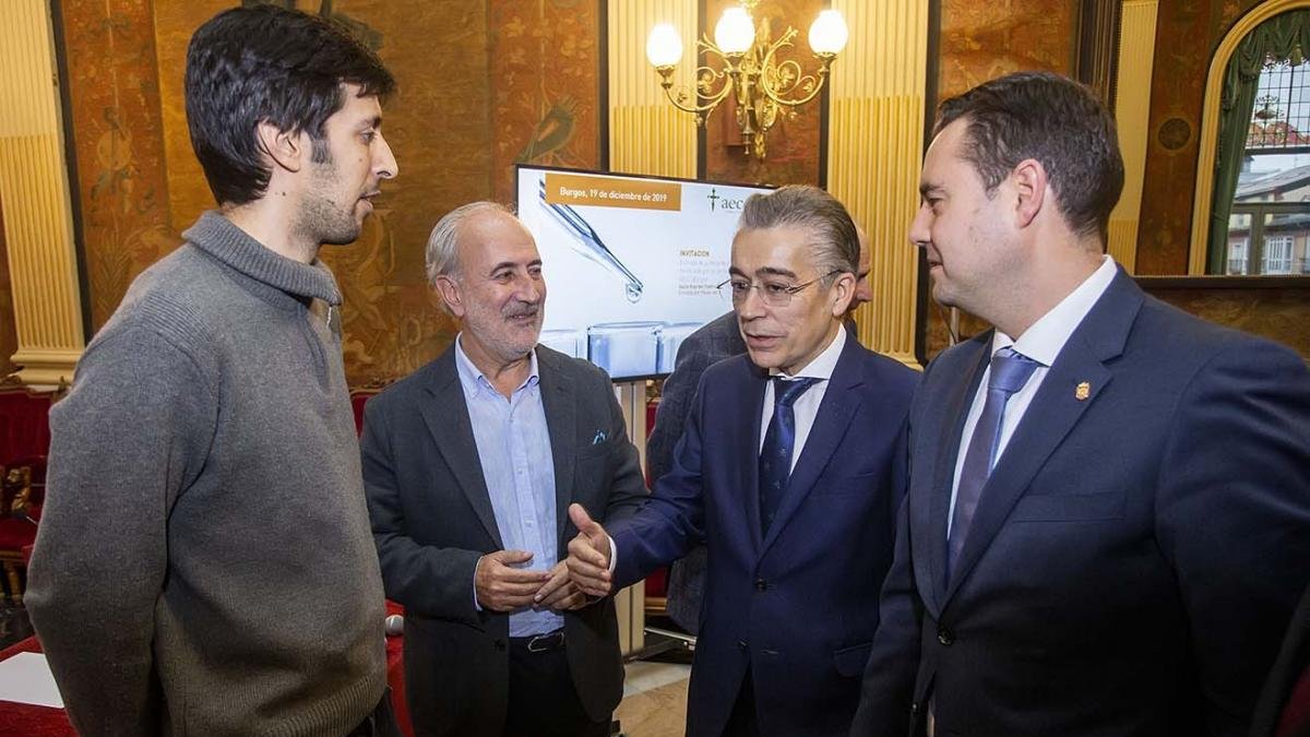 A la izquierda, Arasanz con el alcalde de Burgos, Daniel de la Rosa, y el delegado territorial, Roberto Saiz.-SANTI OTERO