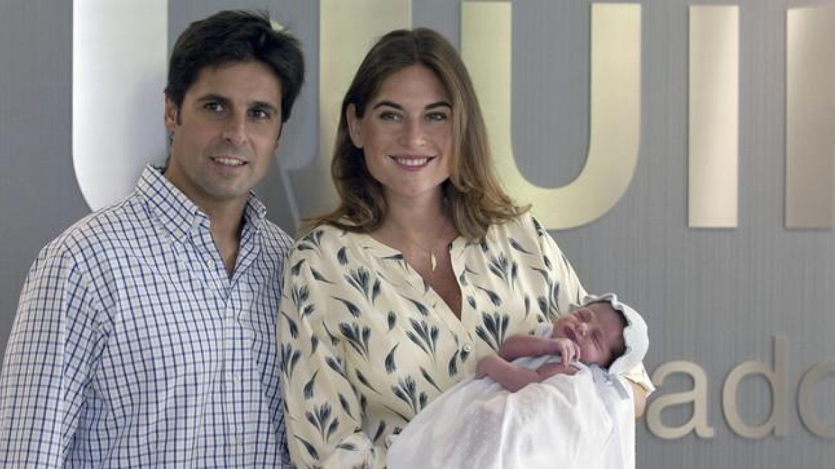 Francisco Rivera y Lourdes Montes posan con su hija Carmen, a las puertas del hospital donde nació en Sevilla, el pasado agosto.-EFE / JOSÉ MANUEL VIDAL