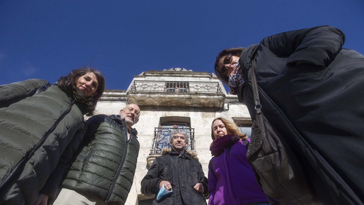 Esther Martínez, Fernando Pascual, Carlos Sáez, Toya Ibeas e Inmaculada Ibeas, miembros de la junta directiva de Acahia, frente al que fue el primer museo dedicado a los yacimientos. RAÚL G. OCHOA