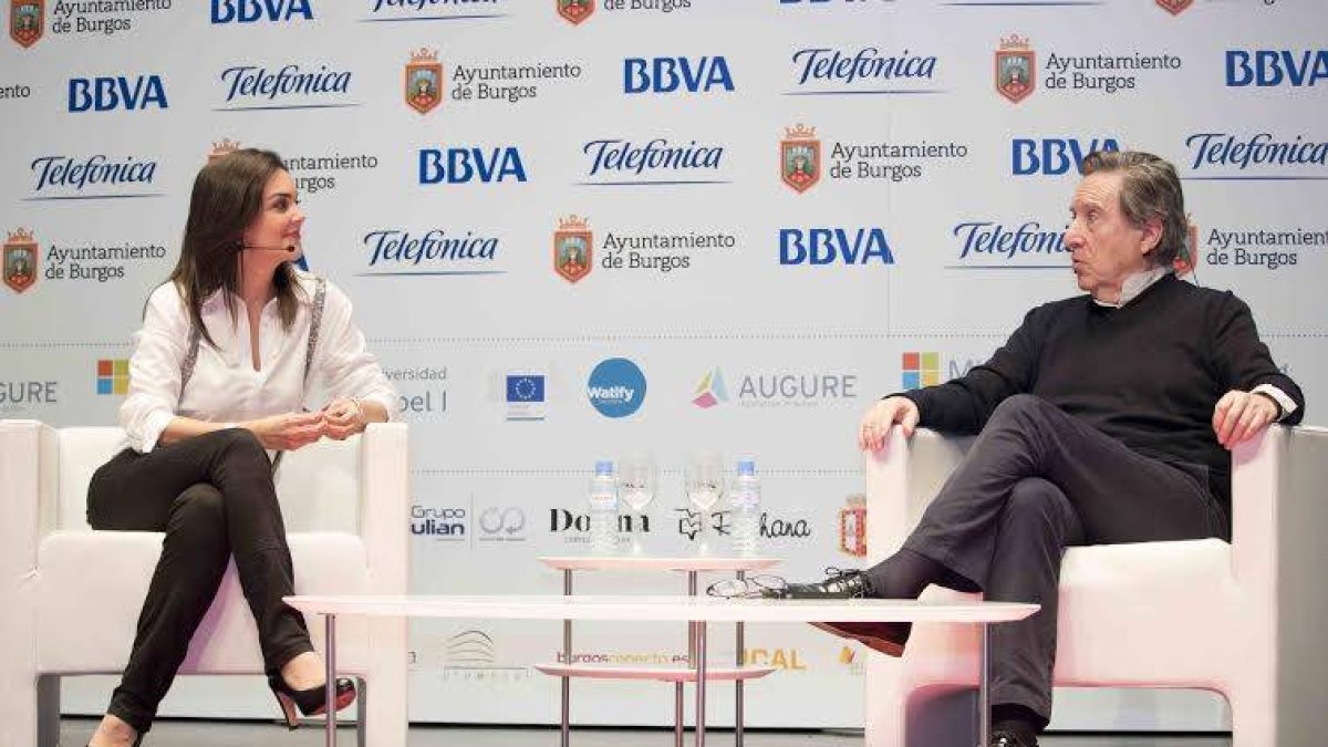Mónica Carillo e Iñaki Gabilonso en pleno diálogo.-IREDES