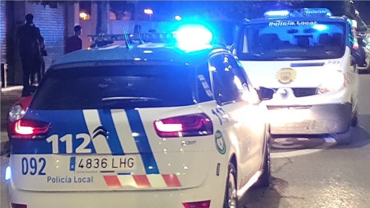 Agentes de la Policía Local de Burgos en una intervención nocturna. ECB