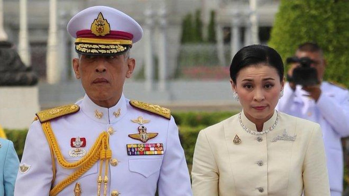 El rey de Tailandia Maha Vajiralongkorn y la reina Suthida, tras mostrar sus respetos ante la estatua del rey Rama V, en la plaza Real de Bangkok.-REUTERS